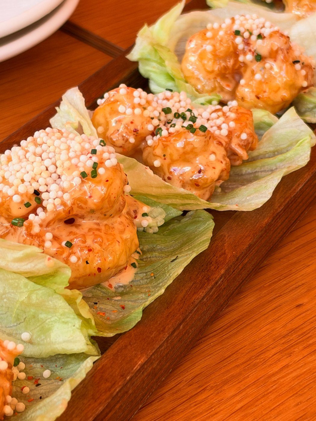 Gambones en hoja de lechuga